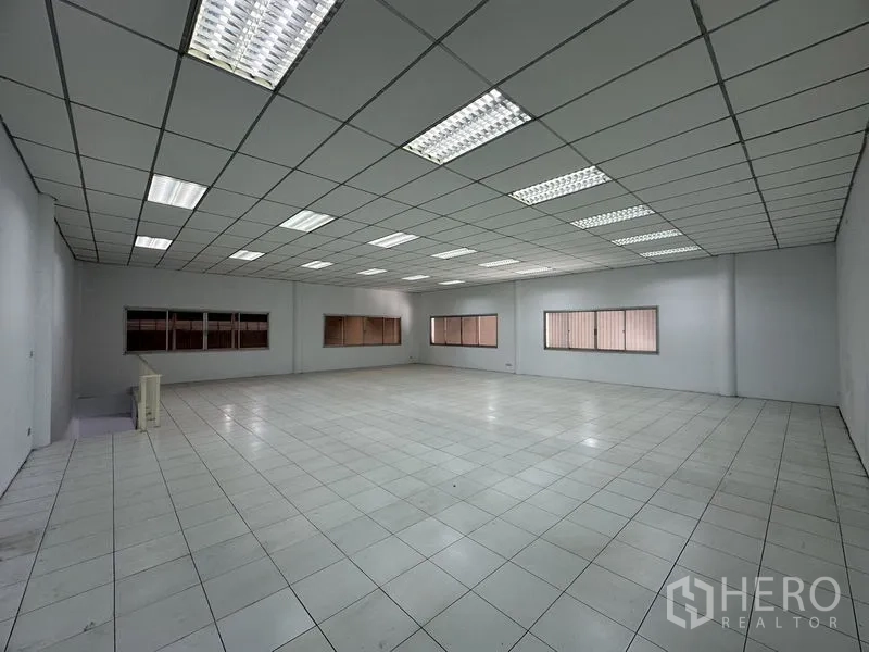 โรงงาน ให้เช่าในKhlong Luang, Pathum Thani - ห้องออฟฟิศชั้นบนขนาดใหญ่ ปูกระเบื้องและไฟฟลูออเรสเซนต์
