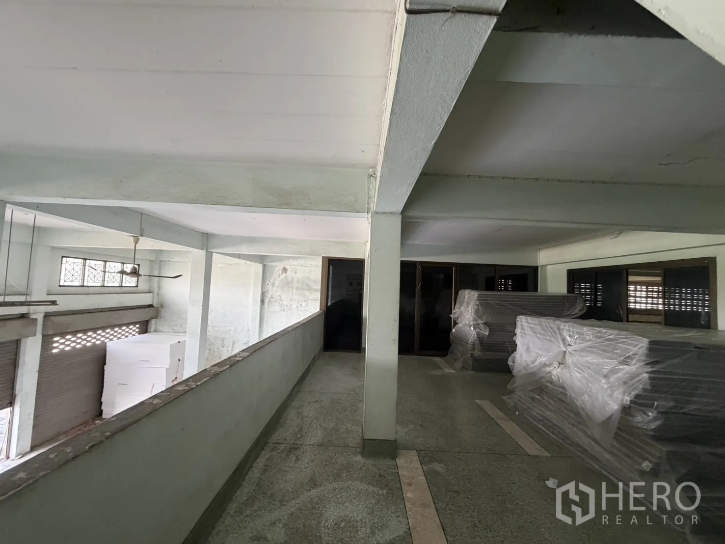 工厂 for rent or sale in Bang Bon, Bangkok - 夹层走道俯瞰作业区，设窗户与堆放材料。