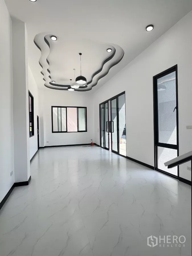 货栈 出售在Lam Luk Ka, Pathum Thani - 采光良好的办公室，波浪造型天花、推拉玻璃门与瓷砖地面。
