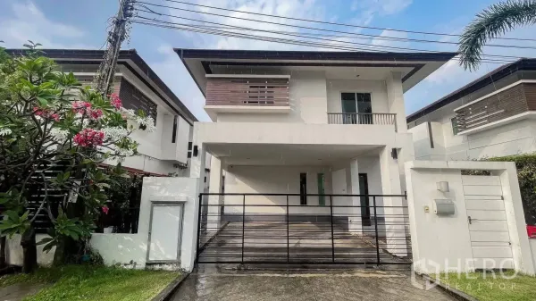 บ้านเดี่ยว for rent or sale in Saphan Sung, Bangkok - ด้านหน้าบ้านพร้อมลานจอดรถกว้างและระเบียงชั้นสอง.