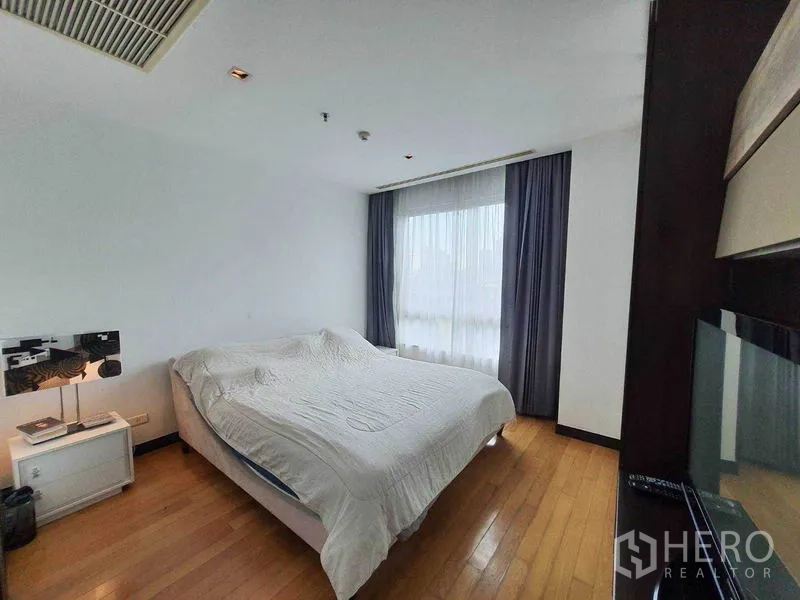 公寓 出租在Yan Nawa, Bangkok - 主卧配大床，落地窗与遮光窗帘。