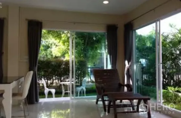 Detached House for rent in Saphan Sung, Bangkok - Open-plan living and dining area with floor-to-ceiling glass and garden access