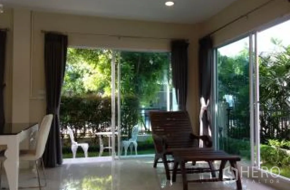 Detached House for rent in Saphan Sung, Bangkok - Open-plan living and dining area with floor-to-ceiling glass and garden access