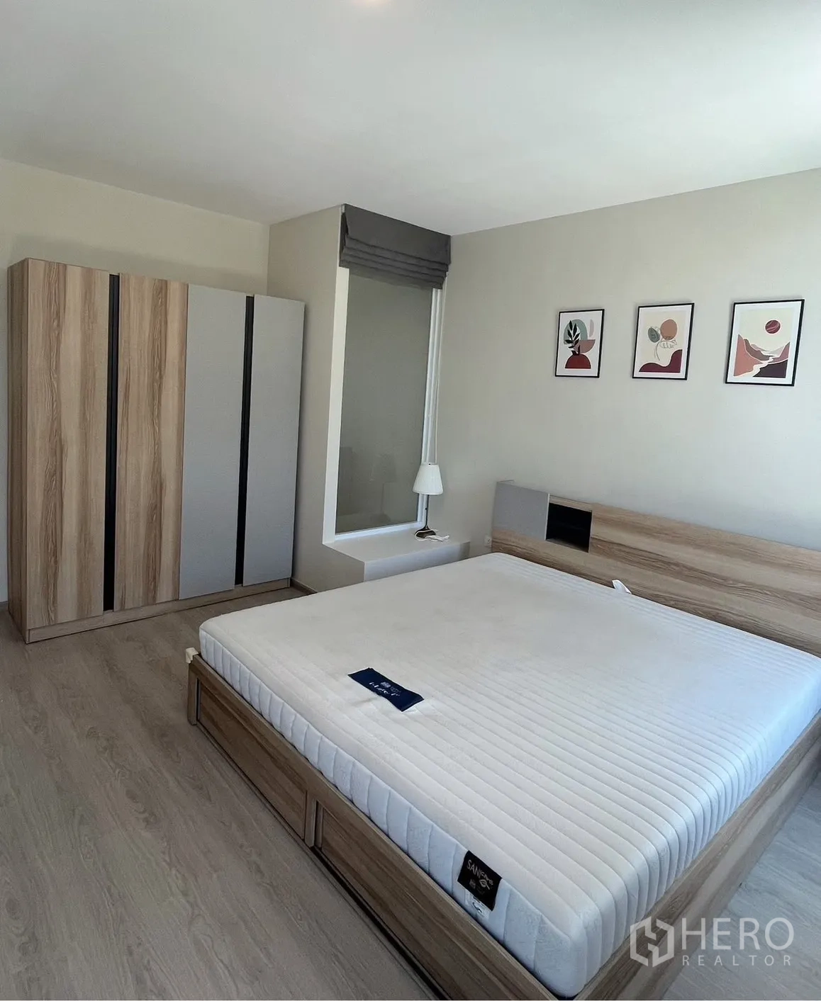 联排别墅 for rent in Prawet, Bangkok - 宽敞卧室配大床、衣柜与装饰画。