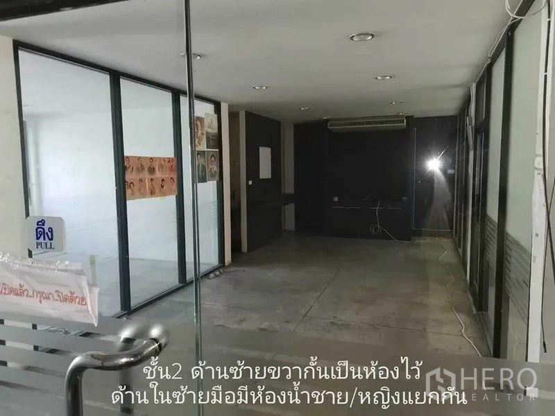 带办公室的家 出租在Khlong Toei, Bangkok - 室内走廊，玻璃隔断、吊顶射灯与空调。
