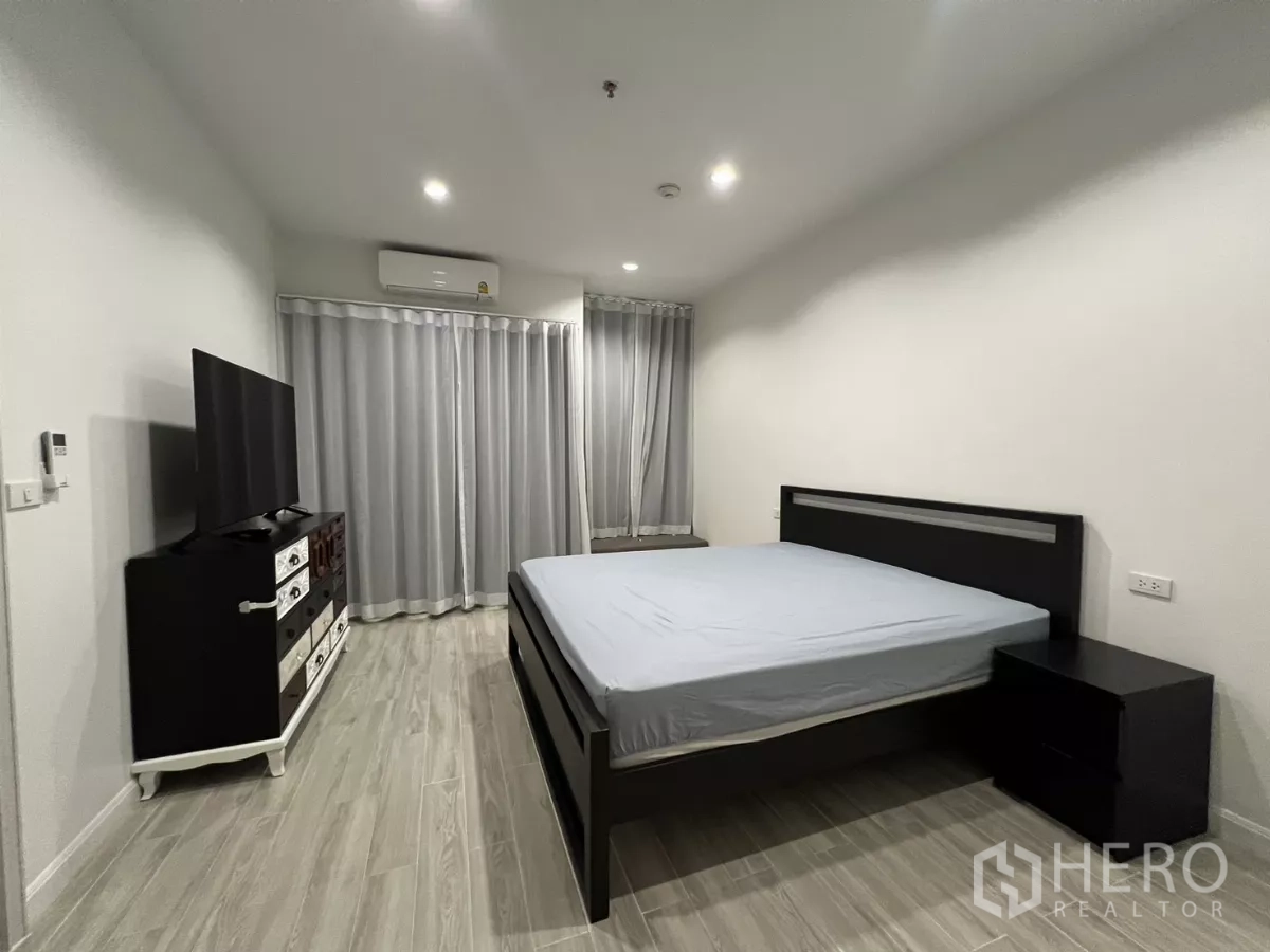 公寓 出租在Bang Kapi, Bangkok - 宽敞主卧，电视柜与床头柜。