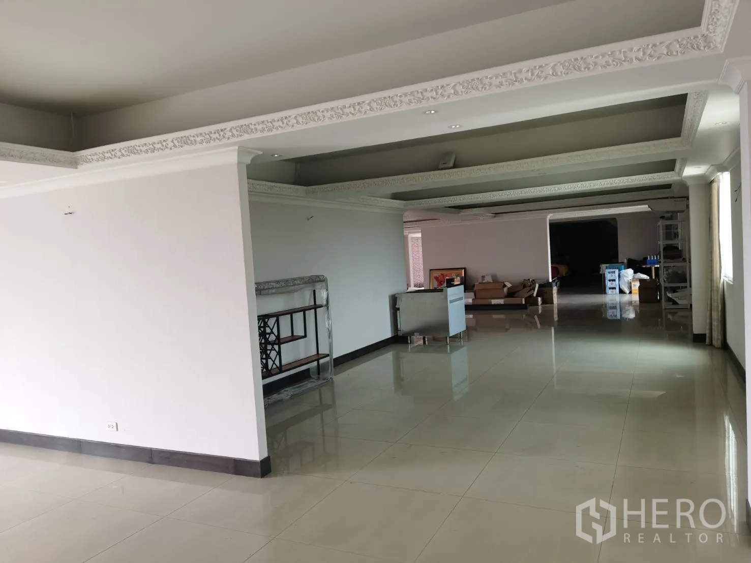 带办公室的家 出租或出售在Huai Khwang, Bangkok - 宽敞办公楼层，装饰吊顶与亮面瓷砖地面