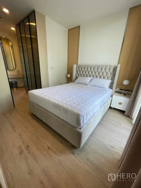 公寓 出租在Watthana, Bangkok - 卧室设软包床、推拉衣柜与梳妆区，旁有大窗。