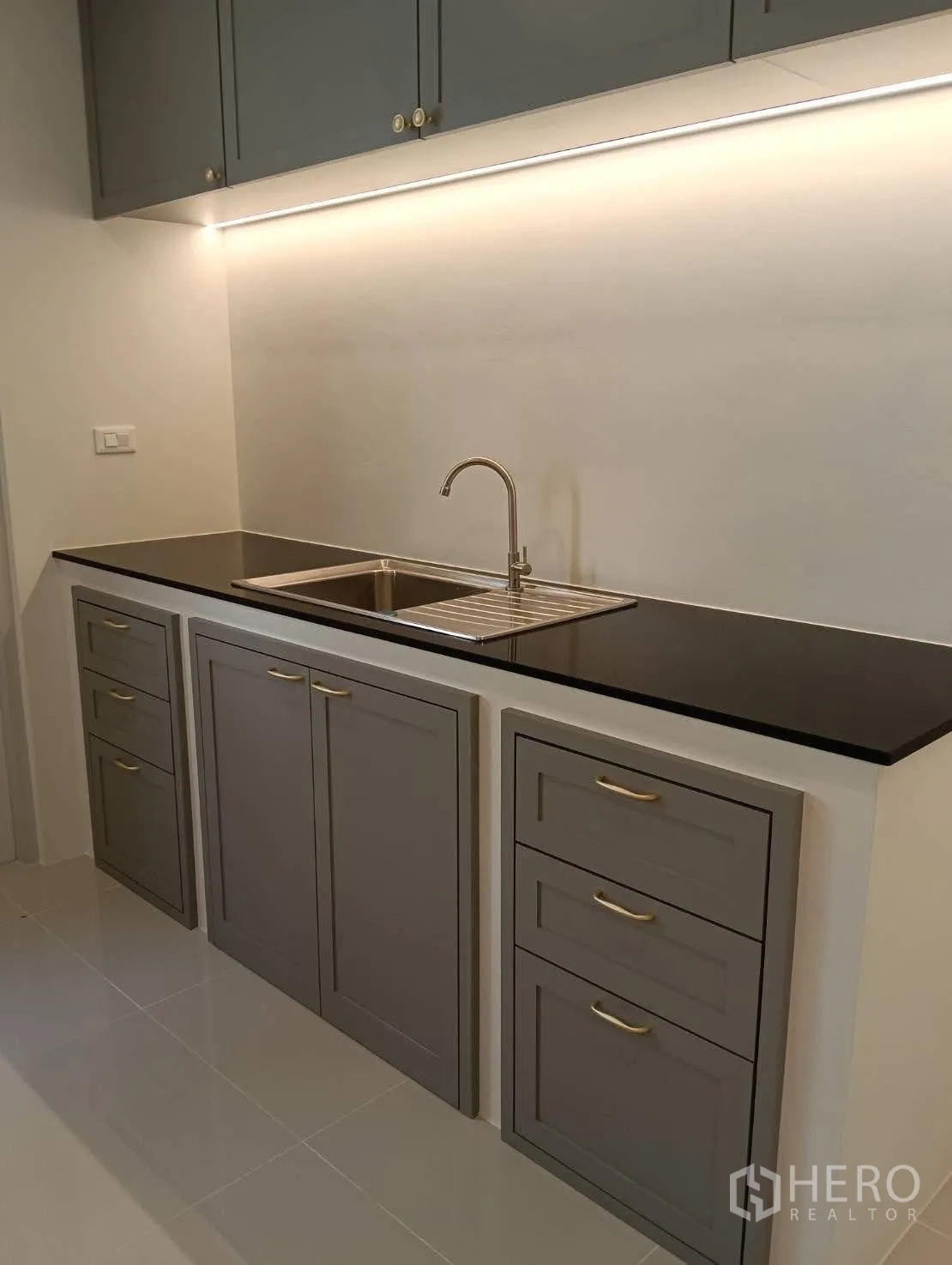 บ้านเดี่ยว for rent in Bang Phli, Samut Prakan - ครัวขนาดกะทัดรัดท็อปสีดำ อ่างล้างจาน และตู้สีเทา