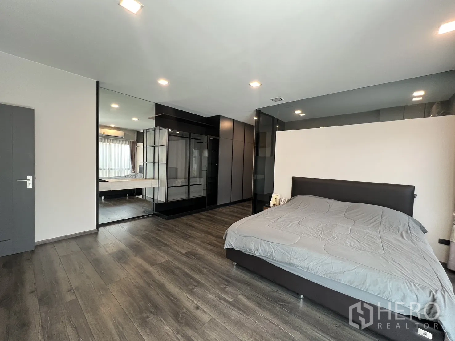 Detached House for rent in Bang Phli, Samut Prakan - Master suite with mirrored wardrobe and wide plank flooring.