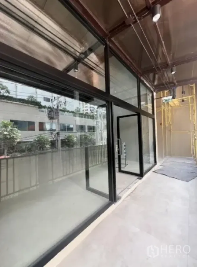 零售空间 出租在Khlong Toei, Bangkok - 转角玻璃门面，落地窗与有顶走道