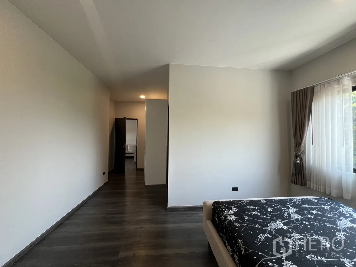 Detached House for rent in Bang Phli, Samut Prakan - Spacious bedroom corridor leading to closet and ensuite area.