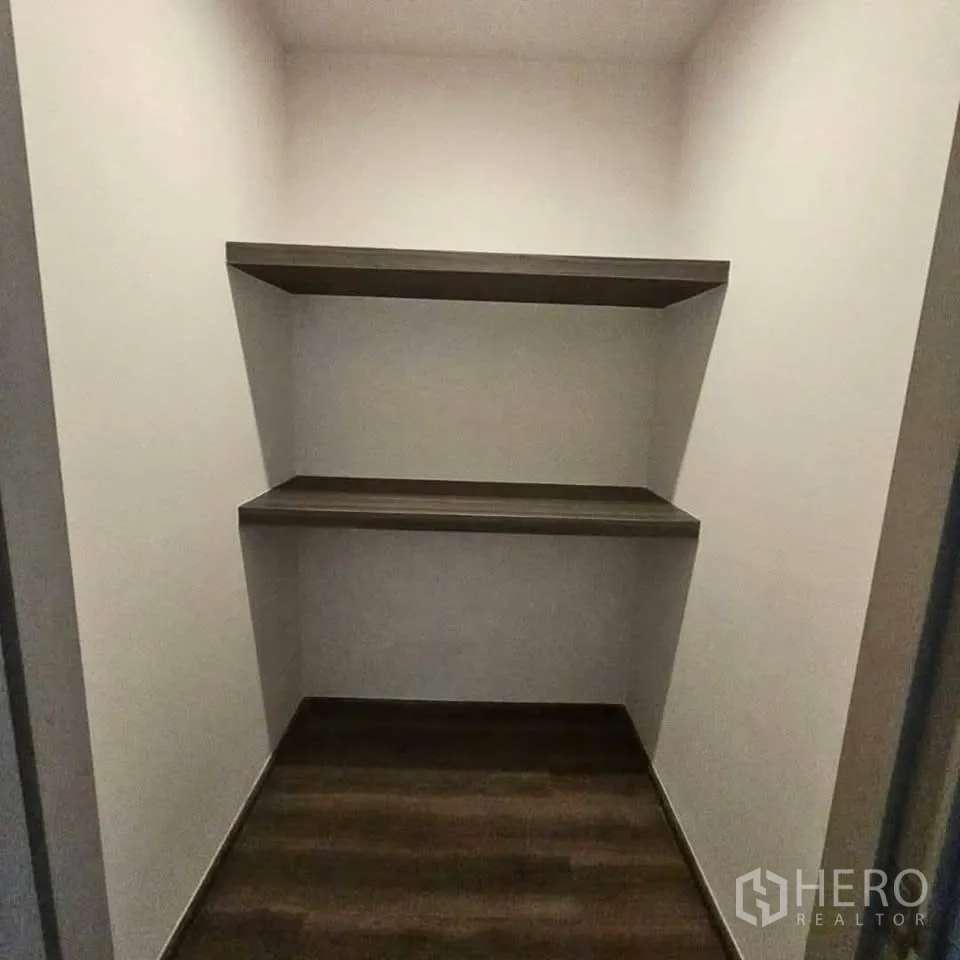 คอนโด for rent in Huai Khwang, Bangkok - ห้องเก็บของขนาดกะทัดรัดพร้อมชั้นวางไม้สองชั้น