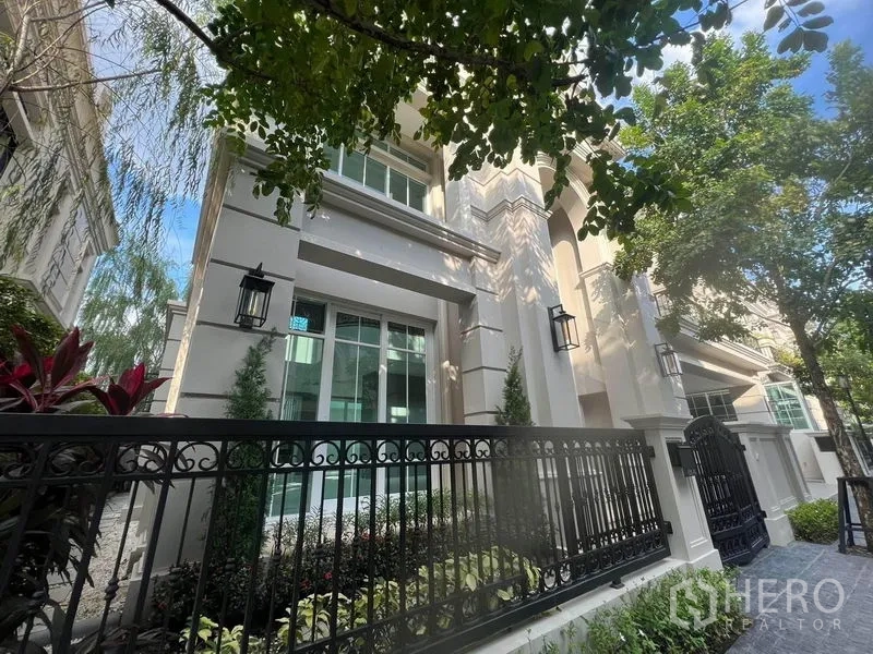 Detached House for sale in Yan Nawa, Bangkok - Elegant detached house facade with cream exterior, black wrought-iron fence and leafy landscaping in Chong Nonsi, Bangkok.
