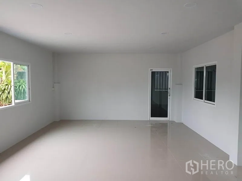 โรงงาน ให้เช่าในKrathum Baen, Samut Sakhon - ห้องออฟฟิศกว้าง หน้าต่างสองด้าน ประตูบานเดี่ยว พื้นกระเบื้องมัน