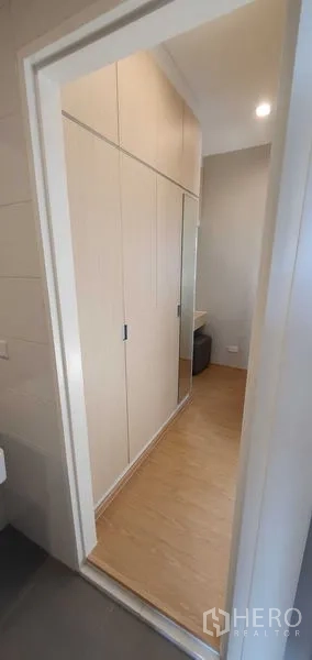 带办公室的家 出租在Prawet, Bangkok - 步入式衣帽间走廊，内置衣柜与木地板，靠近浴室。