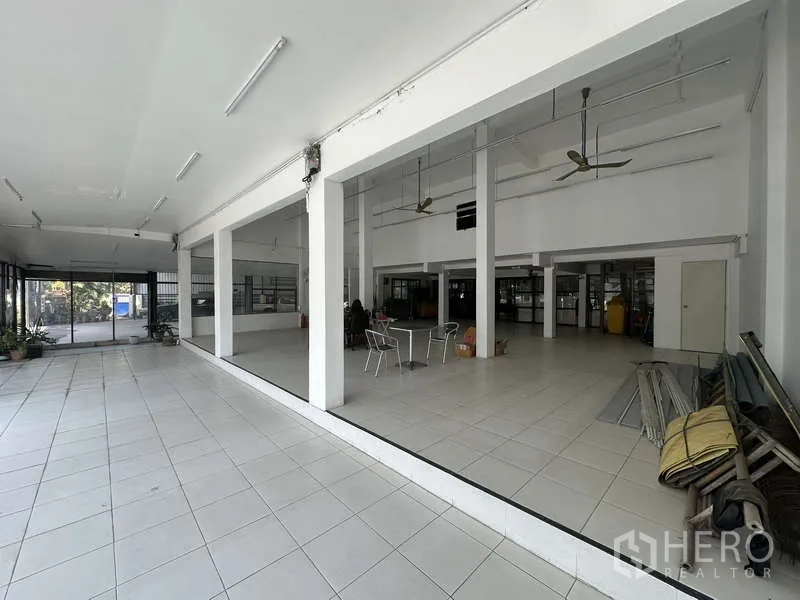 คลังสินค้า ให้เช่าในPak Kret, Nonthaburi - โชว์รูมแบบเปิด เสาขาว พัดลมเพดาน และพื้นกระเบื้อง