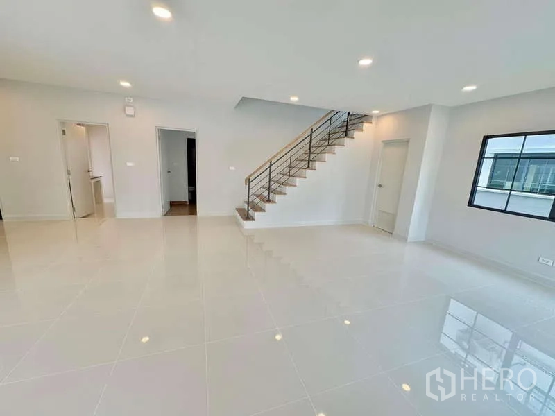 独立式住宅 出售在Bang Phli, Samut Prakan - 楼梯旁宽阔起居区，通往多功能房