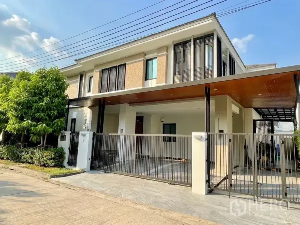 บ้าน ให้เช่าในPhasi Charoen, Bangkok - ด้านหน้าบ้านพร้อมประตูรั้วและที่จอดรถมีหลังคา