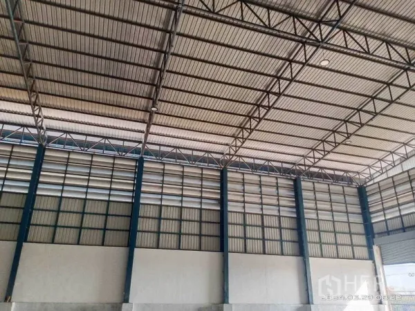 Warehouse for rent in Bang Bo, Samut Prakan - Open interior ceiling featuring steel truss system and continuous ventilation panels.
