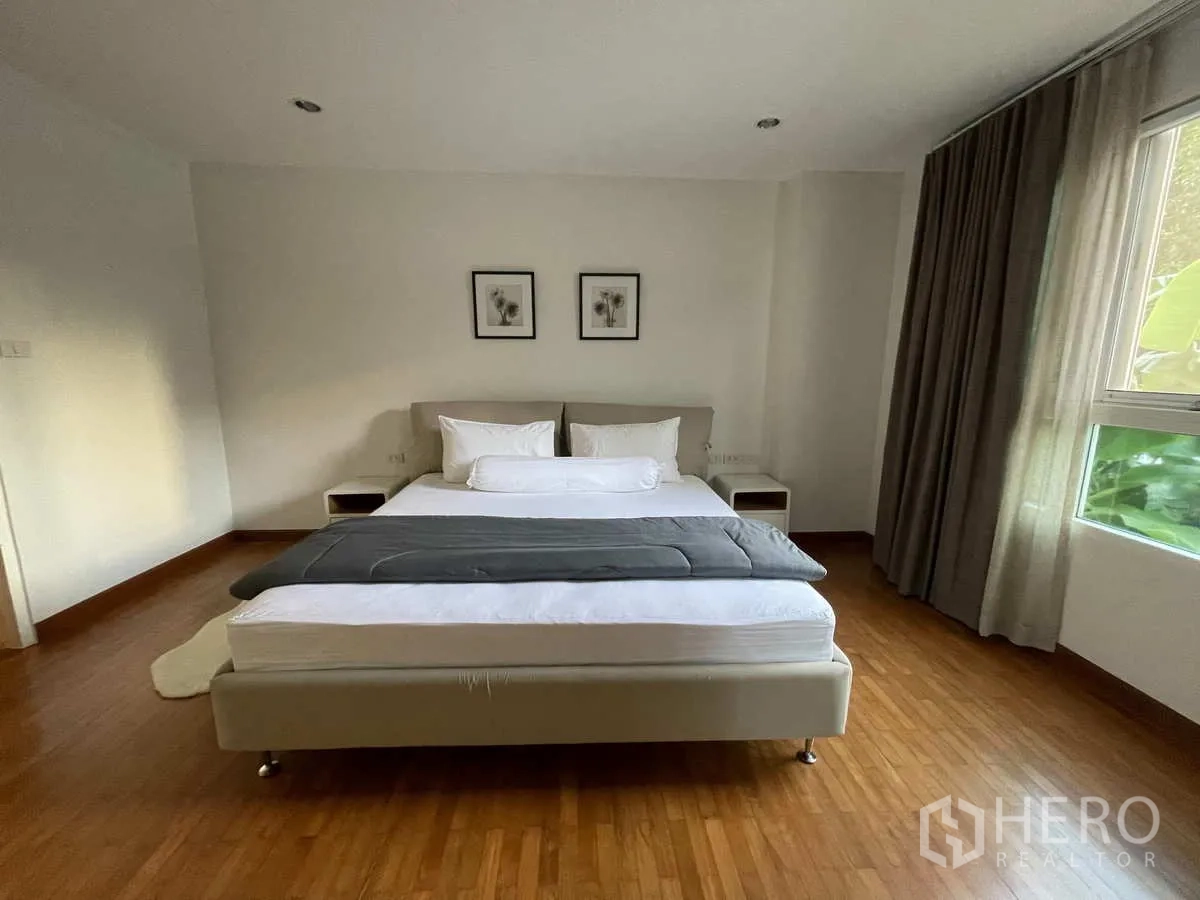 คอนโด ให้เช่าในWatthana, Bangkok - ห้องนอนขนาดใหญ่ เตียงคิงไซส์ โต๊ะข้าง และหน้าต่างวิวสวน