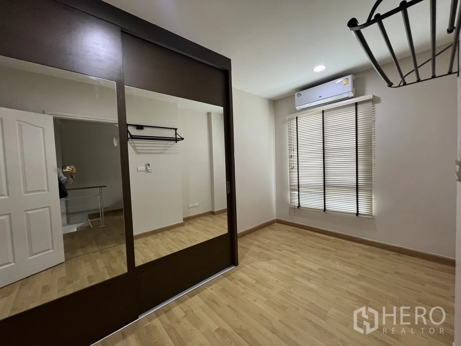 联排别墅 出租在Wang Thonglang, Bangkok - 卧室，镜面滑门衣柜与空调。