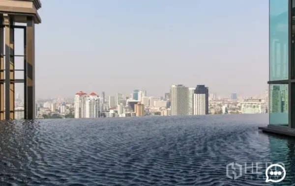 Condominium for rent in Khlong Toei, Bangkok - Infinity-edge swimming pool with panoramic Bangkok skyline.