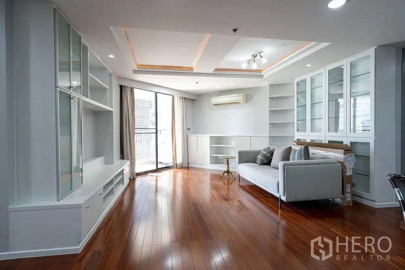 คอนโด ขายในWatthana, Bangkok - ห้องนั่งเล่นสว่างเพดานเล่นระดับ โซฟา ตู้โชว์ และทางออกสู่ระเบียง