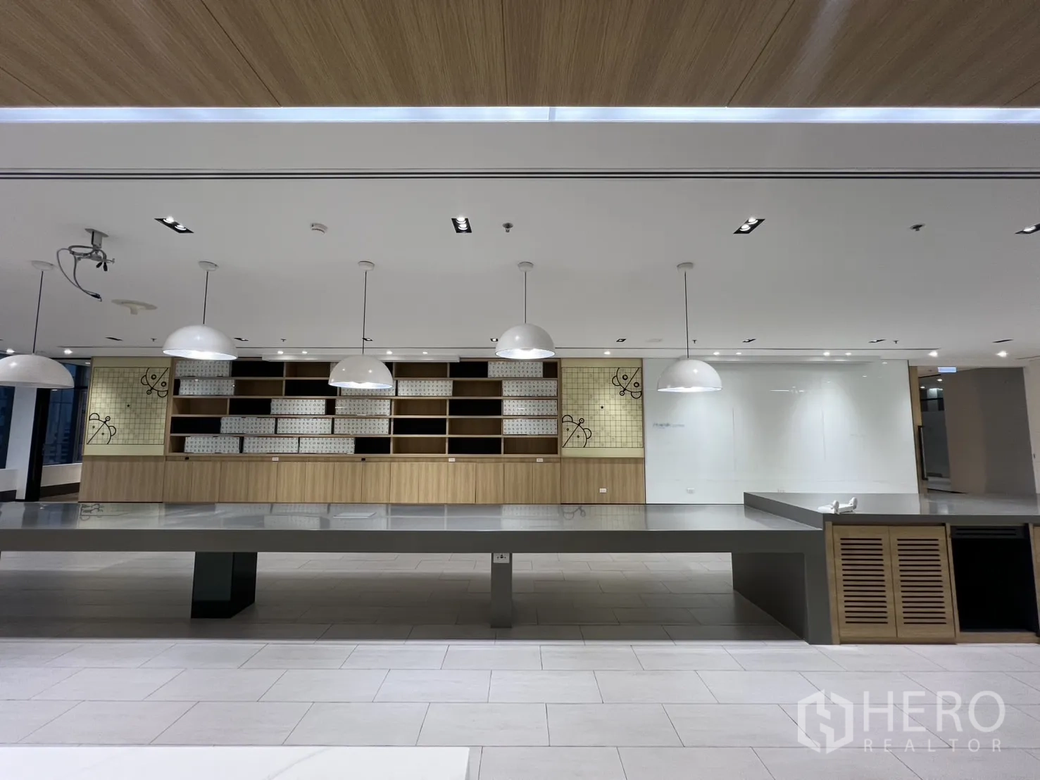 สำนักงาน ให้เช่าในHuai Khwang, Bangkok - ผนังแพนทรีพร้อมชั้นวาง โคมไฟแขวน และโต๊ะทำงานยาว