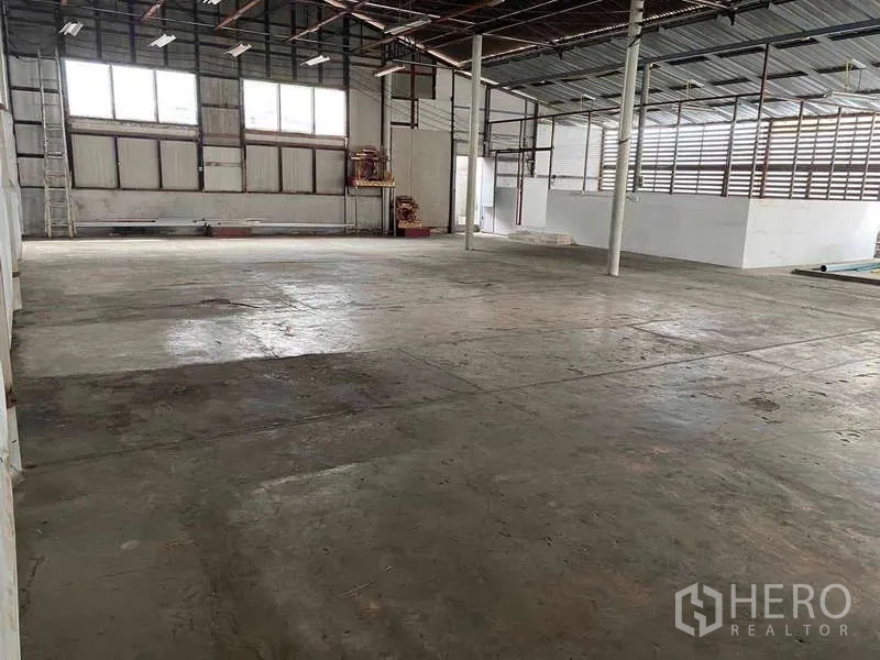 Warehouse for rent in Bang Sue, Bangkok - Spacious warehouse floor with high ceiling, windows and industrial lighting for storage or light production.