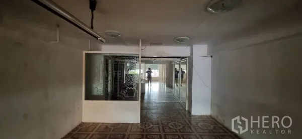 店屋 出租或出售在Bangkok - 室内深进空间，花纹地砖与雕花玻璃隔断。
