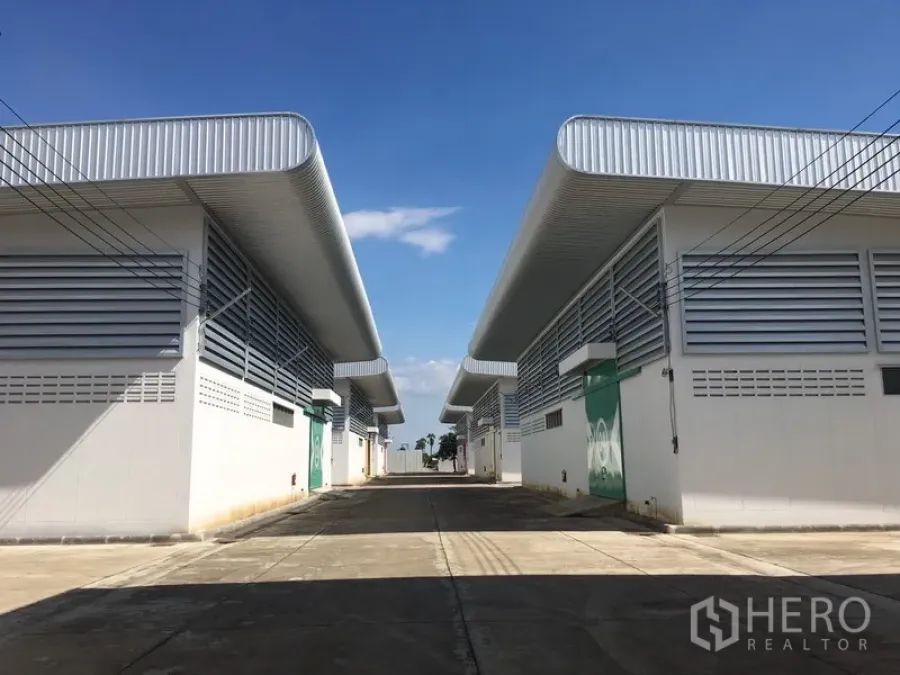 货栈 出租在Nong Chok, Bangkok - 新建仓库成排分布，宽阔园区车道两侧排列，园区管理规范。
