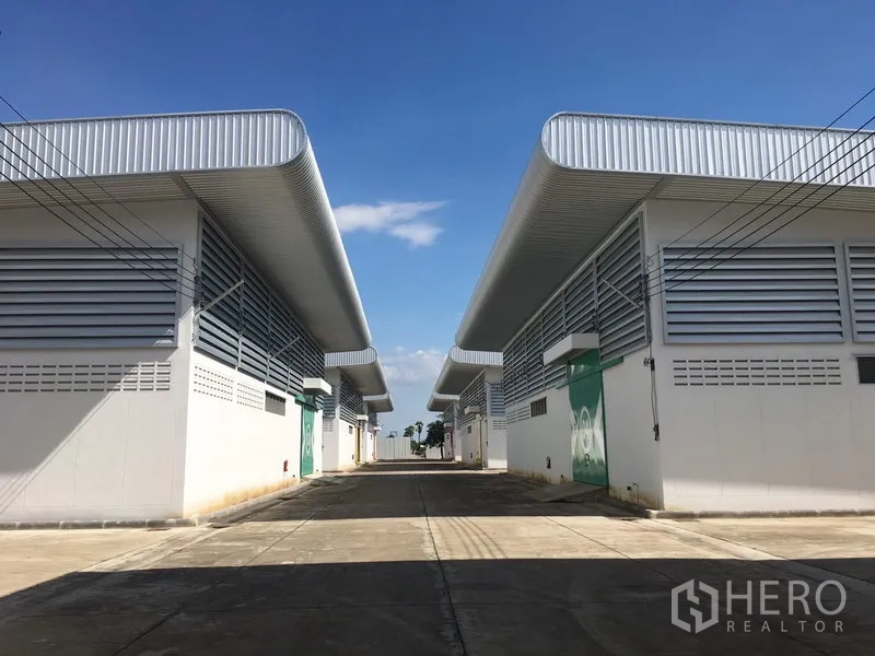 货栈 出租在Nong Chok, Bangkok - 新建仓库成排分布，宽阔园区车道两侧排列，园区管理规范。