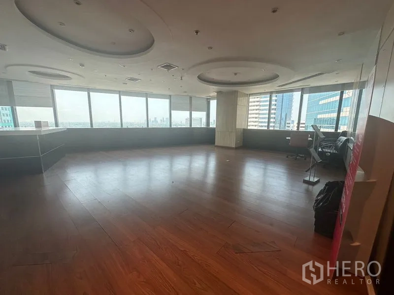 办公空间 出租在Khlong Toei, Bangkok - 大型开放空间，木地板与环幕窗俯瞰曼谷天际线。