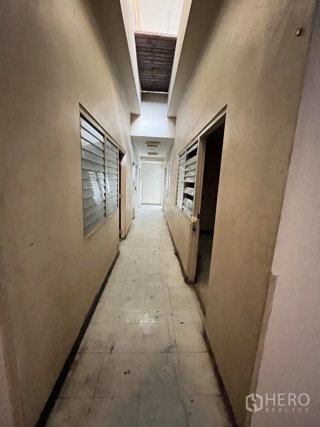 货栈 出租在Huai Khwang, Bangkok - 室内长走廊，带天窗与两侧房间。