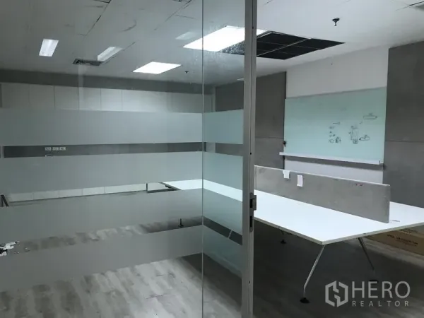 Retail Space for rent in Pathum Wan, Bangkok - Glass-partitioned workspace with frosted panels, ceiling lights and built-in desks.