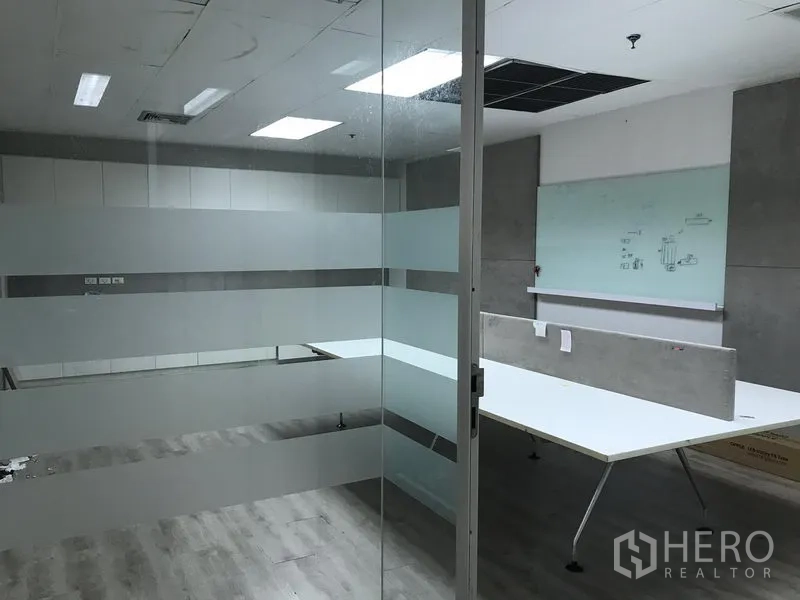 Retail Space for rent in Pathum Wan, Bangkok - Glass-partitioned workspace with frosted panels, ceiling lights and built-in desks.
