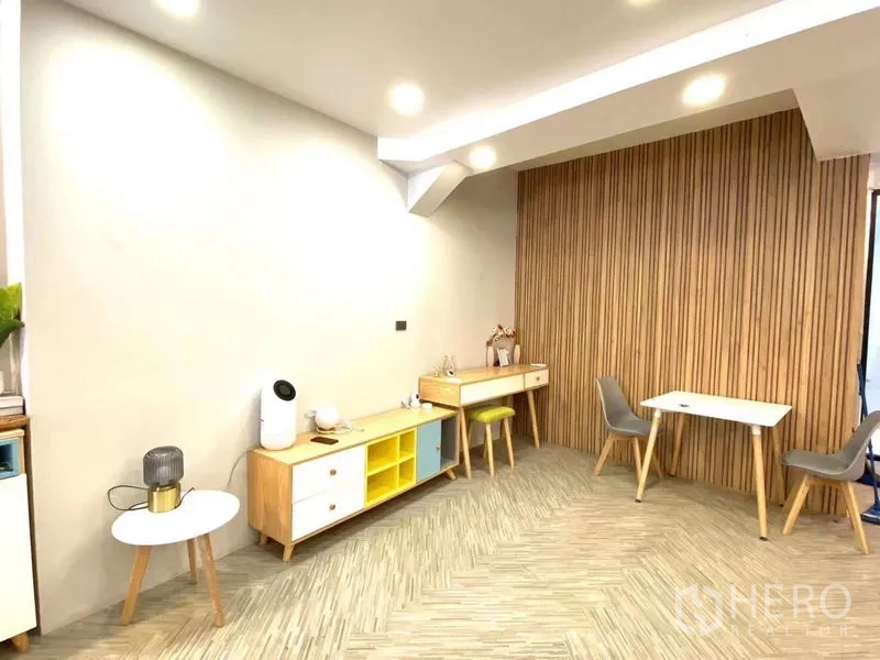 Retail Space for rent in Watthana, Bangkok - Minimal retail workspace featuring a wood-slat accent wall, recessed ceiling lights and display desks.