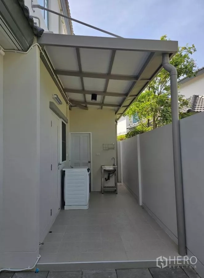 Detached House for rent in Bang Phli, Samut Prakan - Covered service yard with washing machine, sink and storage space.