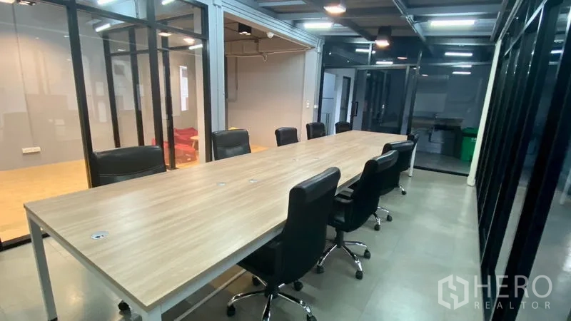 สำนักงาน ให้เช่าในSathon, Bangkok - โซนประชุมแบบเปิดมีโต๊ะทำงานยาวและผนังกระจกกรอบโลหะรับแสงธรรมชาติ