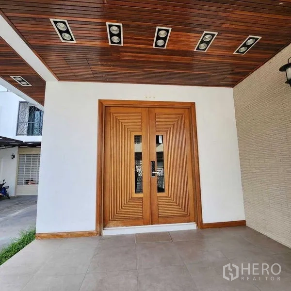独立式住宅 出售在Phra Khanong, Bangkok - 几何纹理的双开木门，木质天花与嵌灯