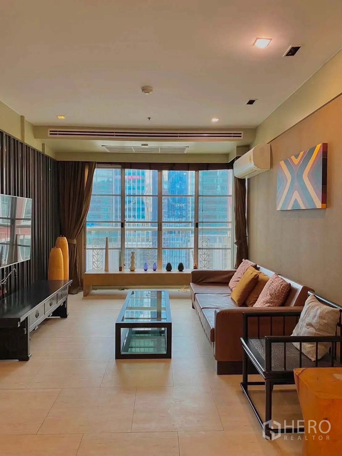 คอนโด for rent in Khlong Toei, Bangkok - ห้องนั่งเล่นมีหน้าต่างบานใหญ่รับวิวสกายไลน์เมือง