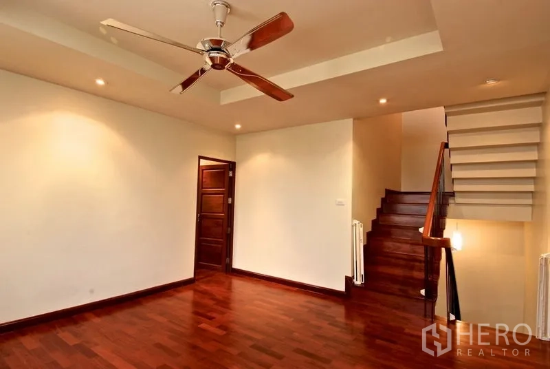 บ้าน ให้เช่าในWatthana, Bangkok - ห้องพร้อมบันไดไม้ พัดลมเพดาน และไฟฝัง