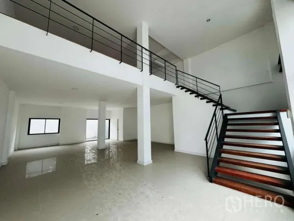 带办公室的家 出租在Bueng Kum, Bangkok - 挑高一层开放空间，亮面地砖，钢制楼梯通往夹层。