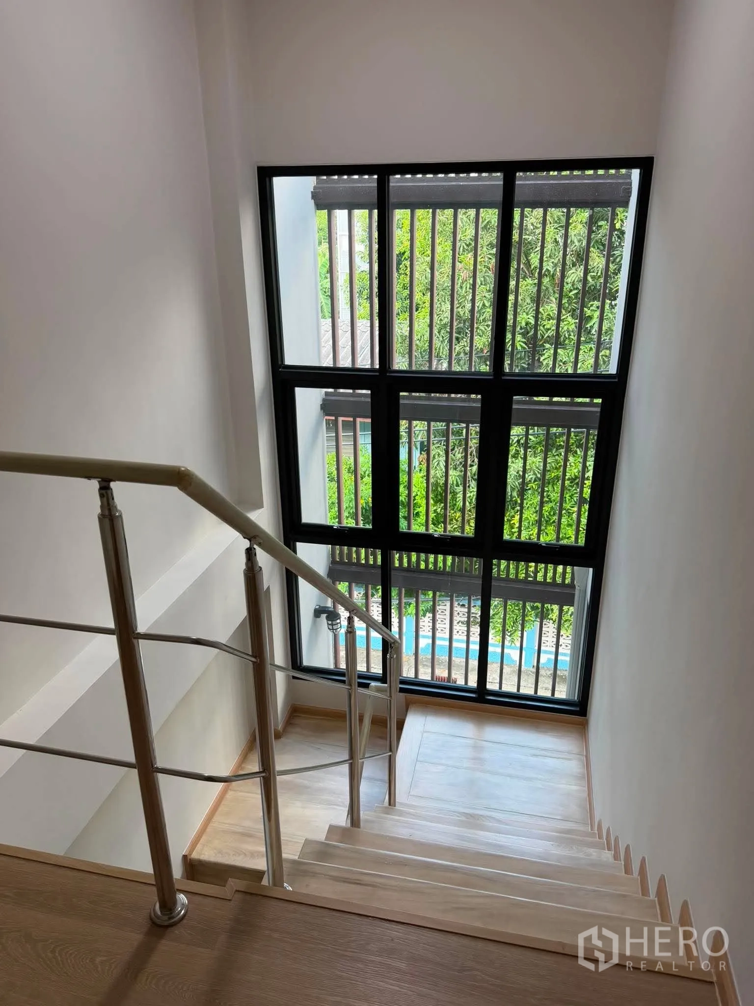 家庭办公室 for rent in Phra Khanong, Bangkok - 楼梯间大窗俯瞰绿树景观。