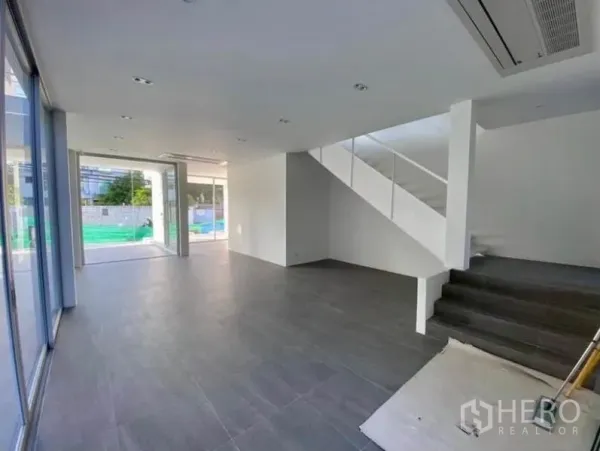 带办公室的家 出租在Yan Nawa, Bangkok - 一层开放式空间，落地窗与通往二层的楼梯，采光明亮
