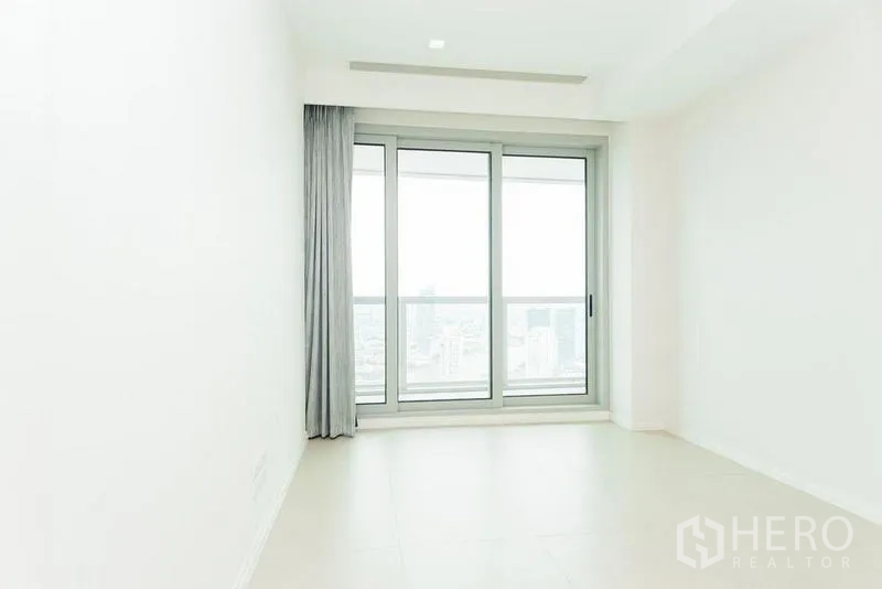 公寓 出售在Khlong San, Bangkok - 卧室配灰色窗帘和推拉门，直达观景阳台。