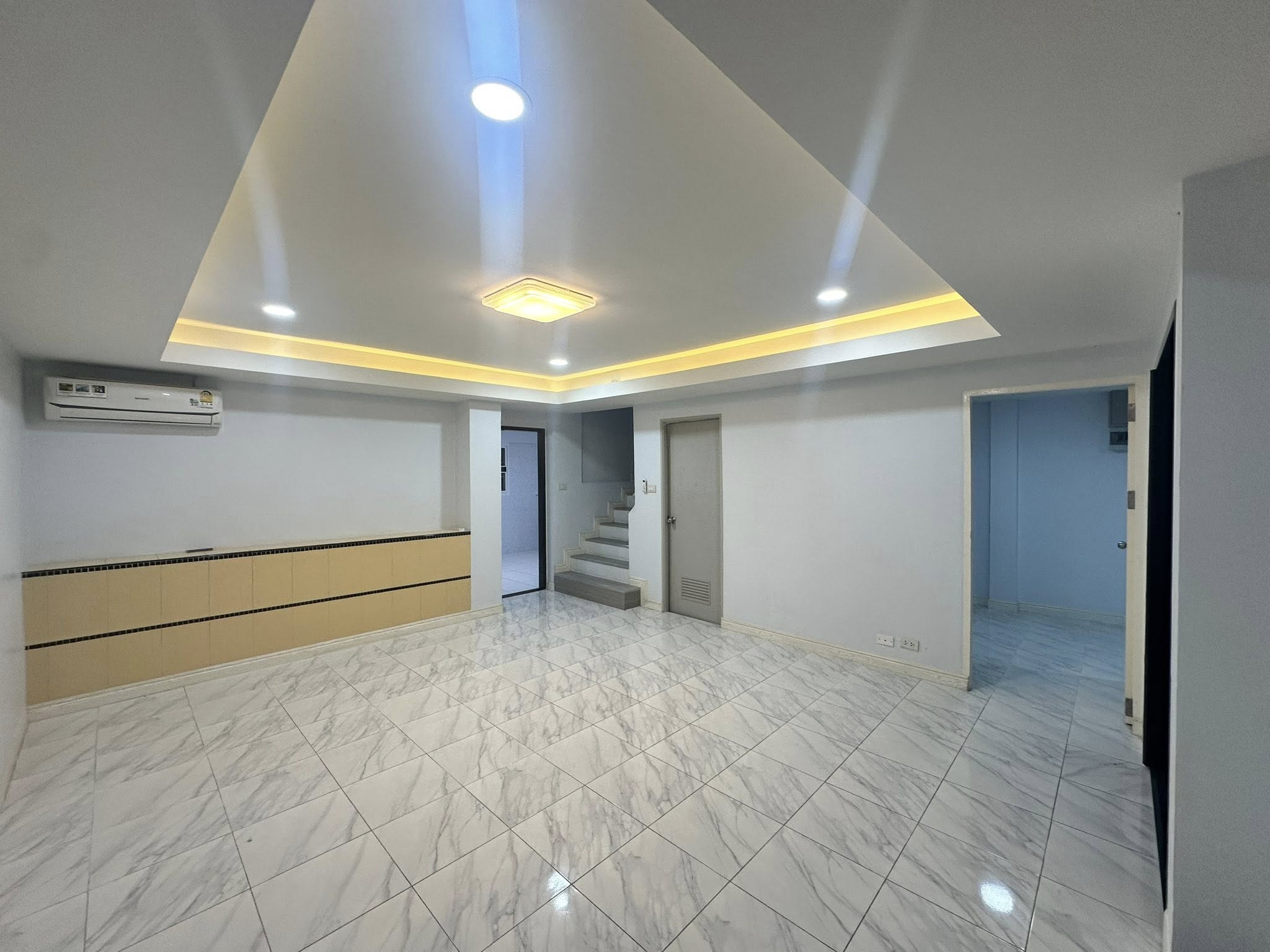 带办公室的家 出租在Wang Thonglang, Bangkok - 主客厅，大理石纹地砖与灯带吊顶。