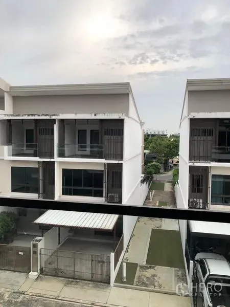 ทาวน์เฮาส์ ให้เช่าในLat Phrao, Bangkok - มุมมองทาวน์เฮ้าส์สามชั้นสไตล์โมเดิร์น มีระเบียงและที่จอดรถในซอยเงียบสงบ