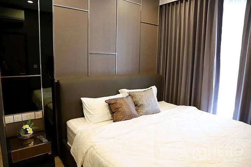 公寓 出租在Huai Khwang, Bangkok - 曼谷公寓主卧，软包床头、中性色调与遮光窗帘。